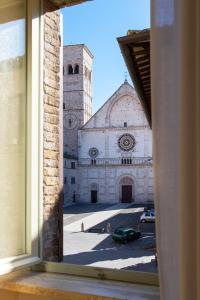 Blick auf eine Kirche aus dem Fenster in der Unterkunft Arco del vento in Assisi