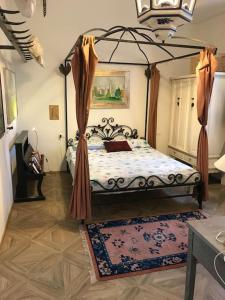 een slaapkamer met een hemelbed en een tapijt bij The Butcher-Ducati and Airport BLQ in Bologna