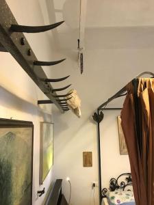 een kamer met een plafond met een schedel aan de muur bij The Butcher-Ducati and Airport BLQ in Bologna