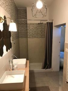 een badkamer met 2 wastafels, een douche en een bad bij The Butcher-Ducati and Airport BLQ in Bologna