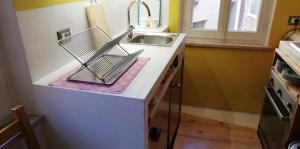 a kitchen counter with a dish drying rack on it at Blu Klein in Foligno