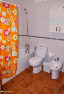 Un baño con inodoro, bañera y lavabo. en Apartamento El Serrano, en Benaoján