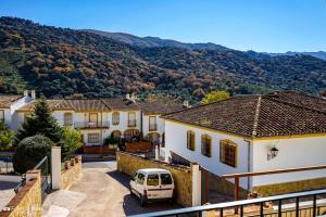 um carro estacionado em frente a uma casa em Apartamento El Serrano em Benaoján