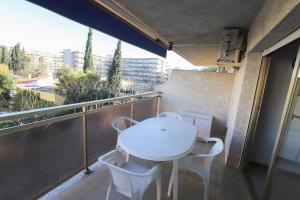A balcony or terrace at DIFFERENTFLATS Pere III