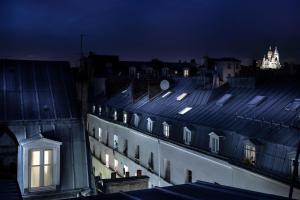 Blick auf ein Gebäude in der Nacht mit Lichtern in der Unterkunft Hotel Brady - Gare de l'Est in Paris