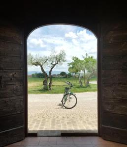 Vélo sur le terrain de l'établissement Valle di Assisi Country Apartments ou dans les environs