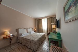 una camera d'albergo con un letto e una finestra di Albergo La Primula a Potenza