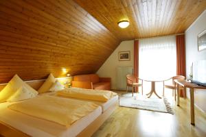Postel nebo postele na pokoji v ubytování Hotel-Restaurant Gasthof Adler
