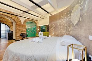 um quarto com uma grande cama branca num quarto em Restart Accommodations Ada em Roma