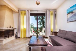 Posezení v ubytování Akritas Ef Zin Villas & Suites