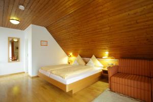 1 dormitorio con cama y techo de madera en Hotel-Restaurant Gasthof Adler en Neuenburg am Rhein