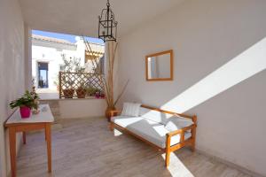 A seating area at Ran de mar