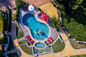 Bazén v ubytování Akritas Ef Zin Villas & Suites nebo v jeho okolí