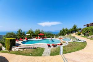 Bazén v ubytování Akritas Ef Zin Villas & Suites nebo v jeho okolí