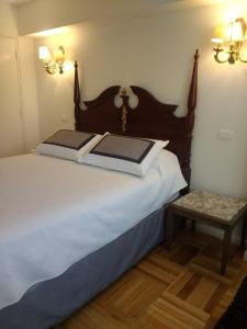 um quarto com uma cama grande e uma mesa em Plaza Huelen em Santiago