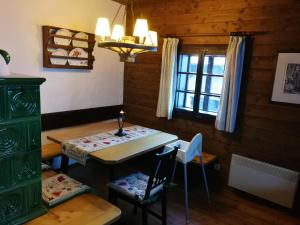een eetkamer met een tafel en een raam bij Appartement Sonnleitn in Sonnenalpe Nassfeld