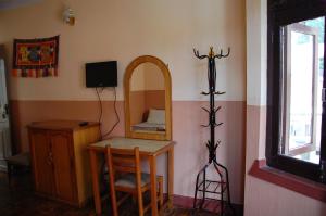 TV a/nebo společenská místnost v ubytování Kathmandu Peace Guesthouse
