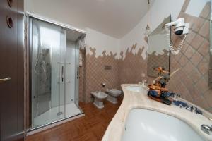 un bagno con lavandino, doccia e WC di Albergo La Primula a Potenza
