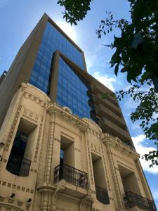 un edificio alto con un reflejo de un edificio de cristal en The Point Casa Edificio Boutique en San Miguel de Tucumán