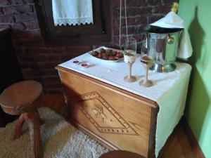 einen Tisch mit einem Mixer und Weingläsern darauf in der Unterkunft Lezamakoetxe in Sopuerta