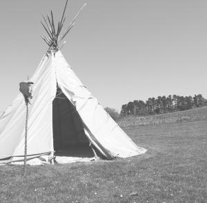 een zwart-witte foto van een tent in een veld bij Lezamakoetxe in Sopuerta