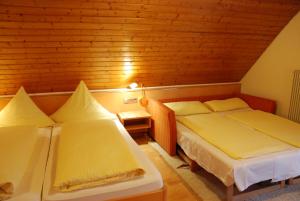 Postel nebo postele na pokoji v ubytování Hotel-Restaurant Gasthof Adler