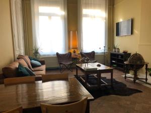 sala de estar con sofá y mesa en Boomerang Antwerp en Amberes