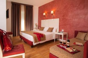 um quarto de hotel com uma cama e um sofá em Floris Hotel em Roma