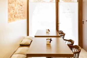 サン・パウにあるHabitacions Plaça Majorの窓付きの客室で、テーブル2台と椅子が備わります。