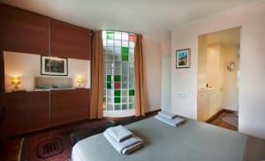 A bed or beds in a room at Athens Lycabettus Hill Penthouse, Private Roof Garden & Pool
