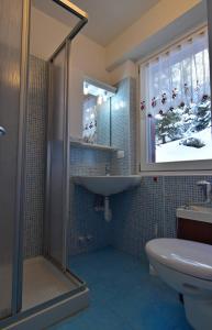 ein Bad mit einer Dusche und einem Waschbecken in der Unterkunft MIRADOLO in Madonna di Campiglio