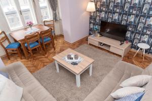 uma sala de estar com um sofá e uma mesa em Sweet House Trg em Belgrado