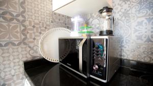 - un four micro-ondes installé sur un comptoir dans la cuisine dans l'établissement Suite Balima XI, à Rabat