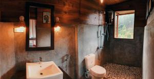 een badkamer met wastafel en toilet bij The Cabin Ella in Ella