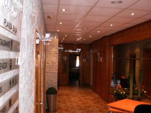 um corredor de um edifício com um hallwayngth em Hotel Restaurante El Colono em Gallur