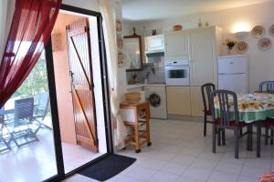 eine Küche und ein Esszimmer mit Tisch und Stühlen in der Unterkunft ORO 53 in Conca