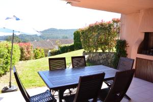 ein blauer Tisch und Stühle auf einer Terrasse in der Unterkunft ORO 53 in Conca