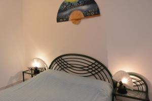 Un dormitorio con una cama con dos luces. en ORO 53, en Conca