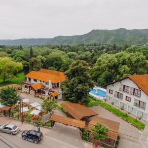 una vista aérea de una casa con piscina en Rancho Grande Hotel en Villa General Belgrano