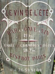a sign on a wooden wall with words on it at Le Vin de l'Eté in Ponet-et-Saint-Auban +72 photos
