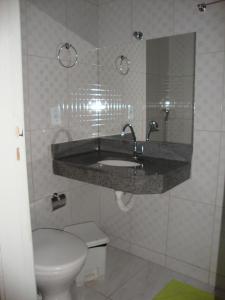 łazienka z umywalką i toaletą w obiekcie D'arc Hotel w mieście Goiânia
