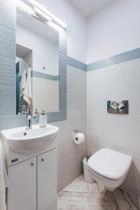 ein weißes Bad mit einem Waschbecken und einem WC in der Unterkunft BRAND NEW ! Lovely Apartment in the fabulous location OLD TOWN JEWISH TOWN WAWEL CASTLE in Krakau