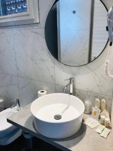 een badkamer met een witte wastafel en een spiegel bij Da Elena in San Mauro a Mare