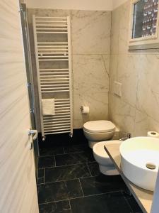 ein Badezimmer mit einem weißen WC und einem Waschbecken in der Unterkunft Da Elena in San Mauro a Mare
