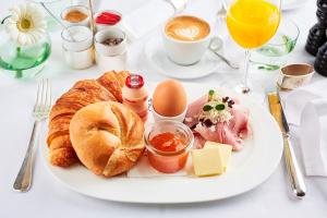 プフォルツハイムにあるHotel-12-Apostelのパン、卵、コーヒーを含む朝食用の食品