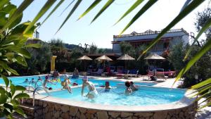 un gruppo di persone in piscina di Casa Vacanze la Paloma a Peschici