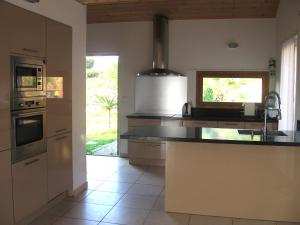 uma cozinha com um lavatório e uma bancada em Villa Porticcio - piscine , belle vue mer proche des plages em Porticcio