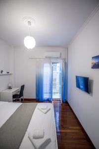 - une chambre avec un lit, un bureau et une fenêtre dans l'établissement ALKAMENOUS APARTMENT PETROS vipgreece., à Athènes