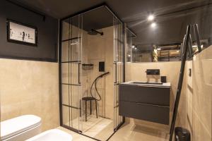 La salle de bains est pourvue d'une douche, de toilettes et d'un tabouret. dans l'établissement Cairoliapartment 2, à Bari