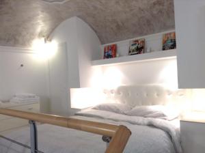 una camera con un letto bianco e un tavolo di Glamour Suite Duomo a Firenze